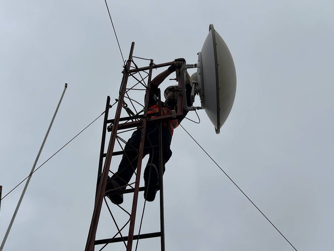 Instalación de antena en torre